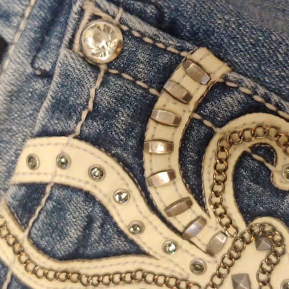 Miss Me jeans with lots of rhinestones, leather, and silver. Sz.28 - Picture 6 of 17
